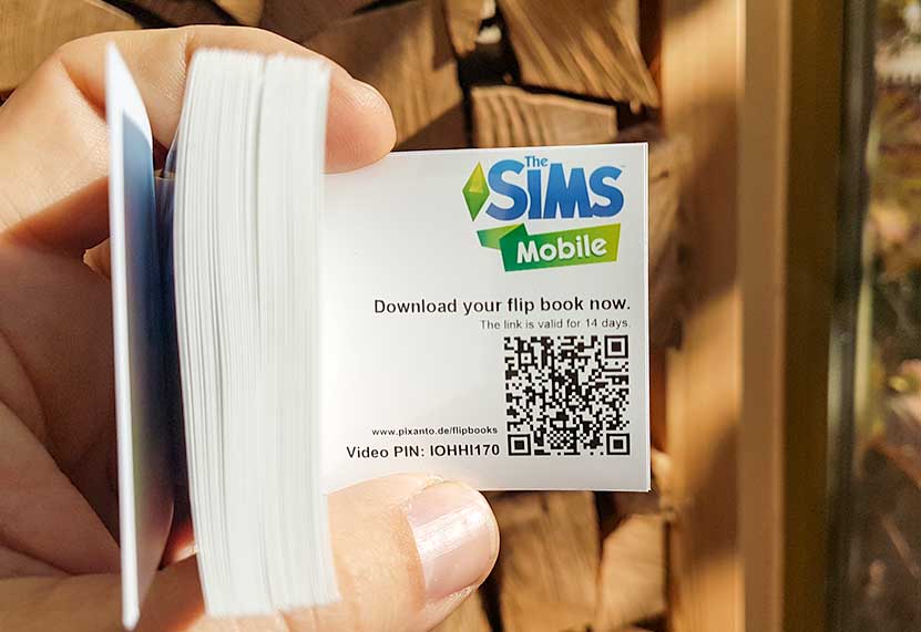 Daumenkino in der Hand mit QR-Code für Social-Media