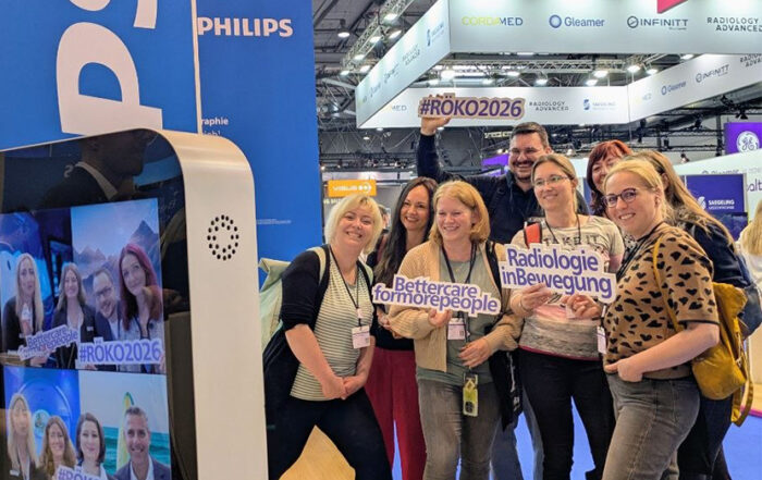 Besucher nutzen eine KI Fotobox auf dem Röntgenkongress Leipzig. Die intelligente Hintergrundfreistellung ermöglicht realistische virtuelle Hintergründe in Echtzeit.