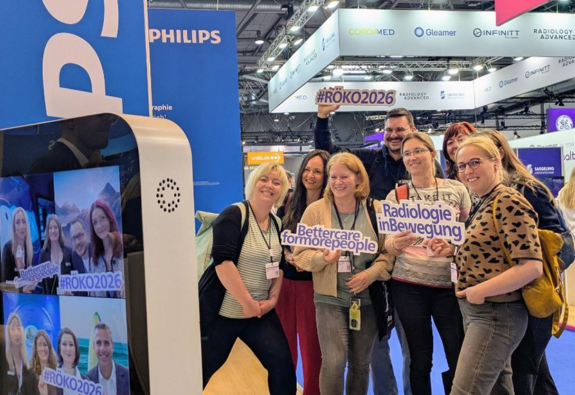 Besucher nutzen eine KI Fotobox auf dem Röntgenkongress Leipzig. Die intelligente Hintergrundfreistellung ermöglicht realistische virtuelle Hintergründe in Echtzeit.